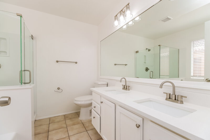 2,850/Mo, 773 E Kesler Ln Chandler, AZ 85225 Main Bathroom View