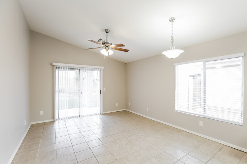 1,855/Mo, 12420 N 121st Ave El Mirage, AZ 85335 Dining Room View