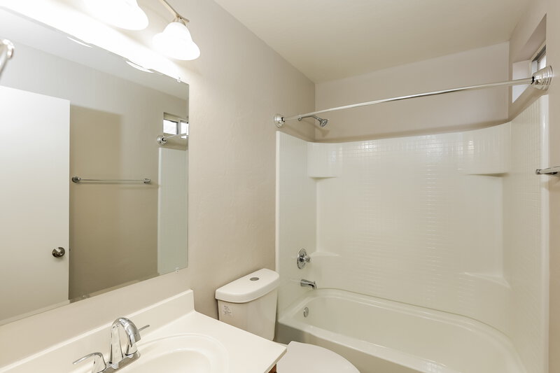 1,855/Mo, 12420 N 121st Ave El Mirage, AZ 85335 Main Bathroom View