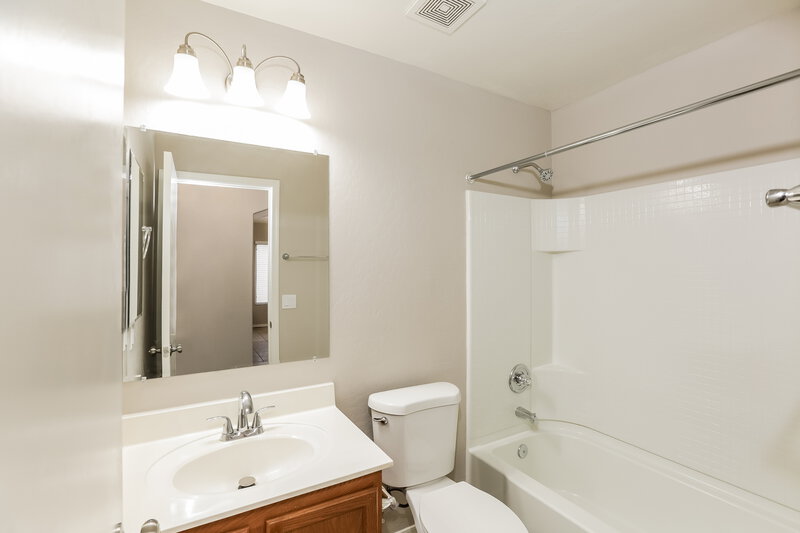 1,855/Mo, 12420 N 121st Ave El Mirage, AZ 85335 Bathroom View