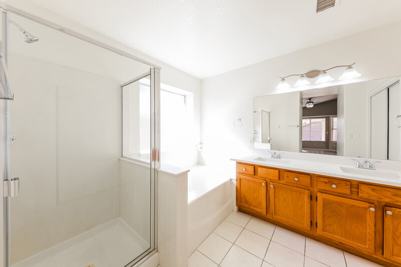 2,150/Mo, 8819 W Kings Ave Peoria, AZ 85382 Main Bathroom View