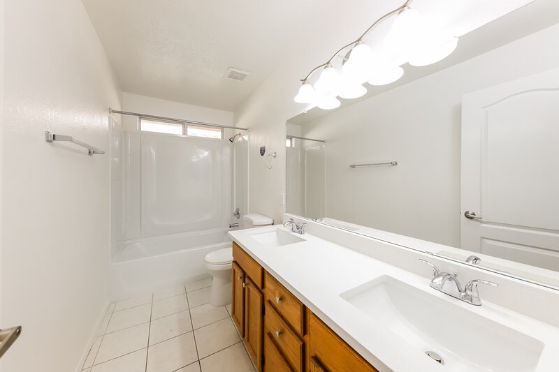 2,150/Mo, 8819 W Kings Ave Peoria, AZ 85382 Bathroom View