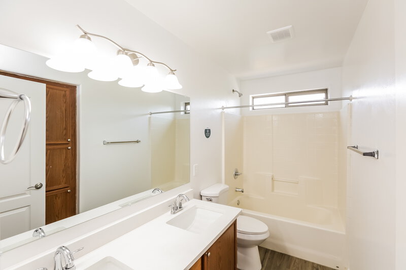 2,400/Mo, 5525 W Ellis Dr Laveen, AZ 85339 Bathroom View