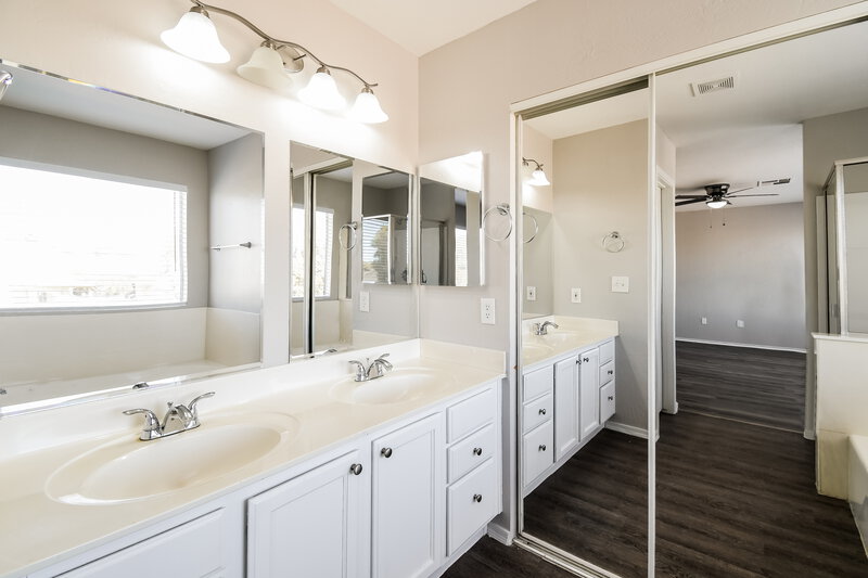 2,250/Mo, 790 E Saragosa St Chandler, AZ 85225 Main Bathroom View