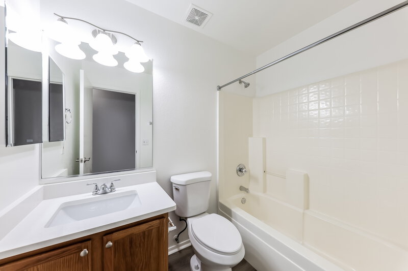 1,870/Mo, 11606 W Bloomfield Rd El Mirage, AZ 85335 Bathroom View