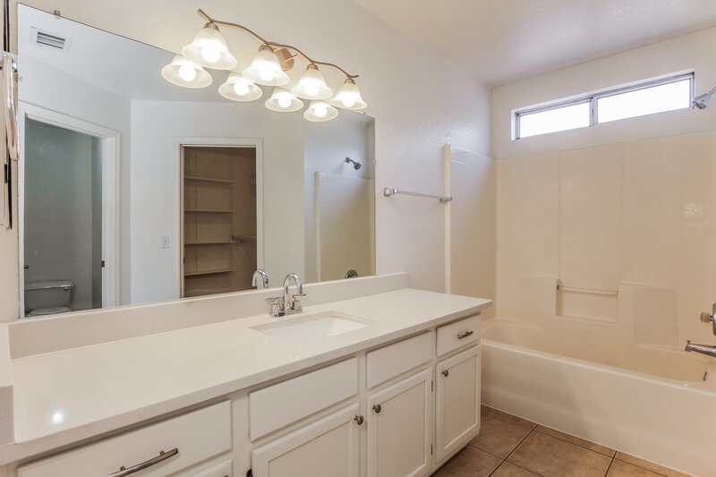 2,260/Mo, 8745 W Tuckey Ln Glendale, AZ 85305 Main Bathroom View