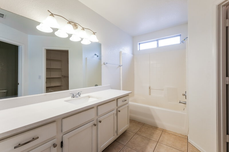 2,315/Mo, 8745 W Tuckey Ln Glendale, AZ 85305 Main Bathroom View