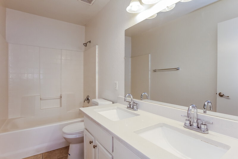 2,260/Mo, 8745 W Tuckey Ln Glendale, AZ 85305 Bathroom View