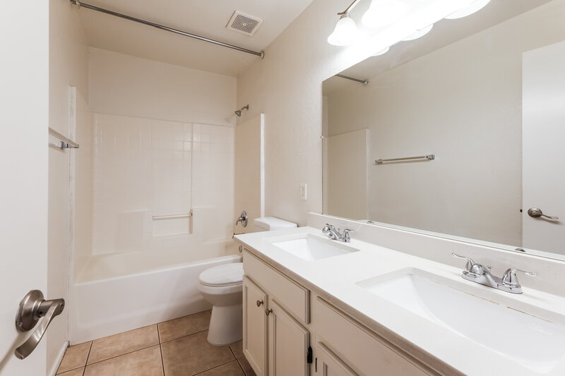 2,315/Mo, 8745 W Tuckey Ln Glendale, AZ 85305 Bathroom View