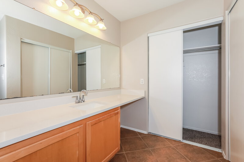 1,975/Mo, 1190 S Red Rock Ct Unit B Gilbert, AZ 85296 Main Bathroom View