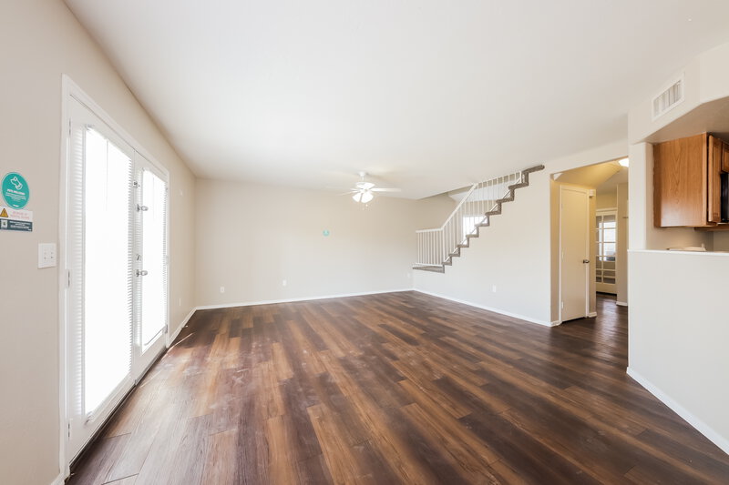 2,500/Mo, 10457 W Oregon Ave Glendale, AZ 85307 Living Room View 2