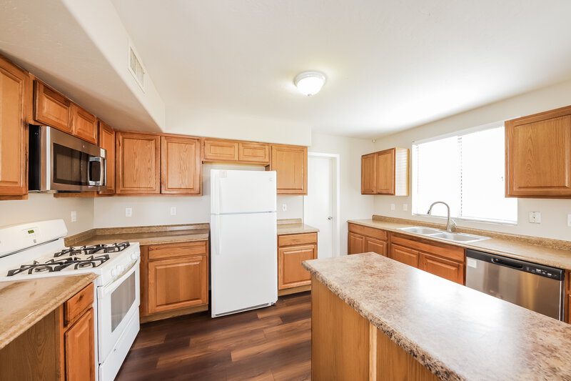 2,500/Mo, 10457 W Oregon Ave Glendale, AZ 85307 Kitchen View 2