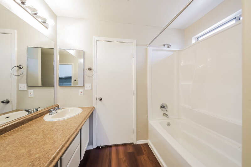 2,500/Mo, 10457 W Oregon Ave Glendale, AZ 85307 Main Bathroom View