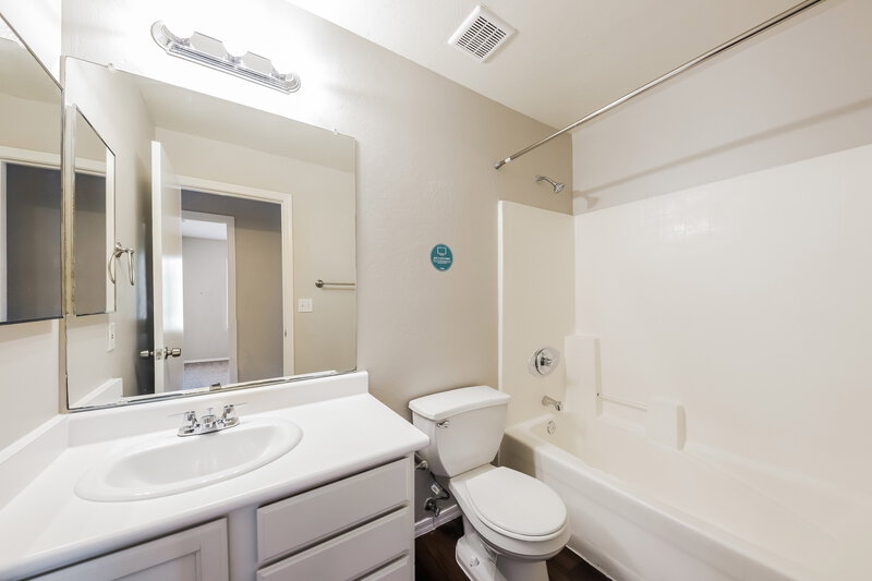 2,500/Mo, 10457 W Oregon Ave Glendale, AZ 85307 Bathroom View 2