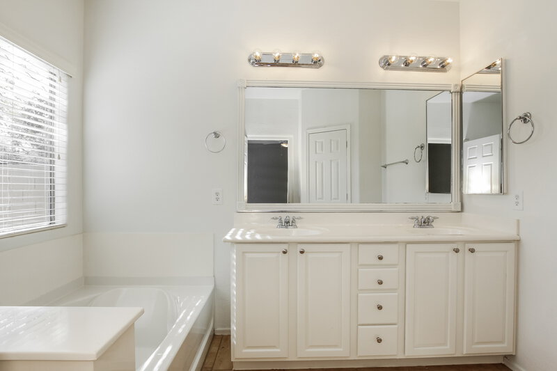 2,295/Mo, 11721 W Daley Ln Sun City, AZ 85373 Main Bathroom View