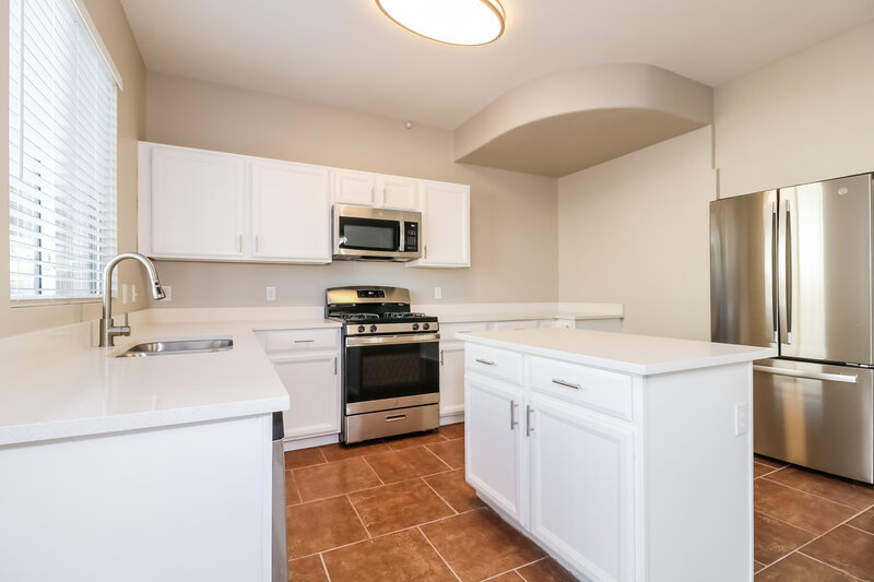 2,225/Mo, 7010 S 41st Dr Phoenix, AZ 85041 Kitchen View