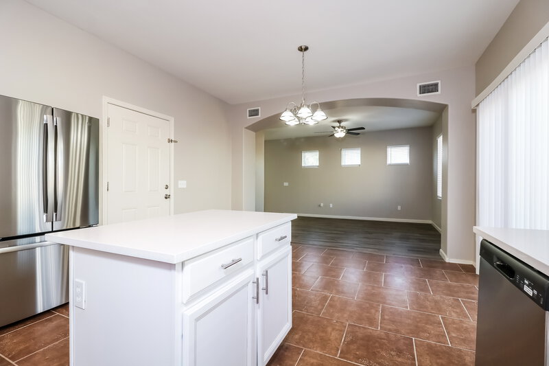 2,225/Mo, 7010 S 41st Dr Phoenix, AZ 85041 Kitchen View 2
