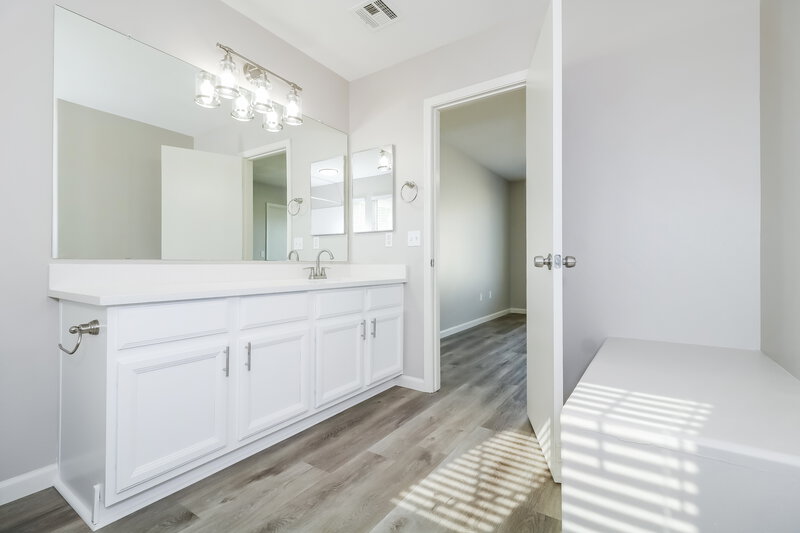 2,225/Mo, 7010 S 41st Dr Phoenix, AZ 85041 Main Bathroom View