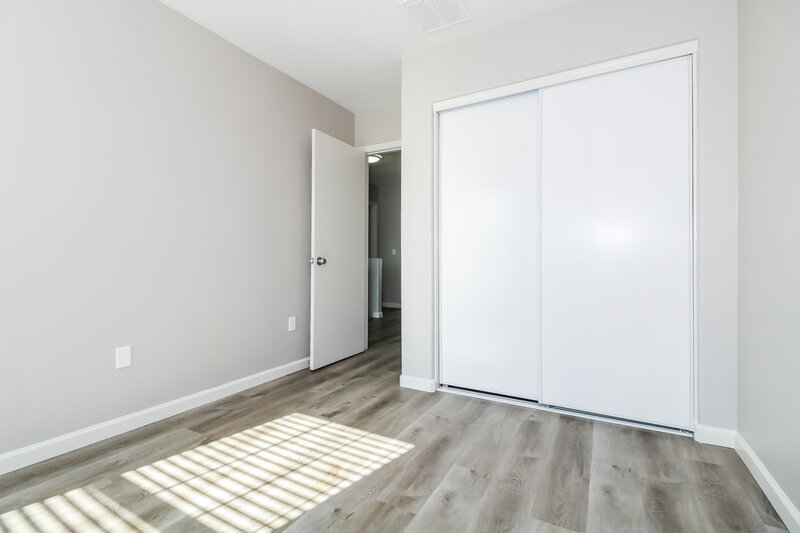 2,225/Mo, 7010 S 41st Dr Phoenix, AZ 85041 Bedroom View