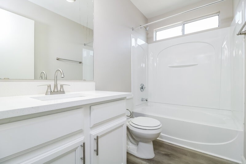 2,225/Mo, 7010 S 41st Dr Phoenix, AZ 85041 Bathroom View