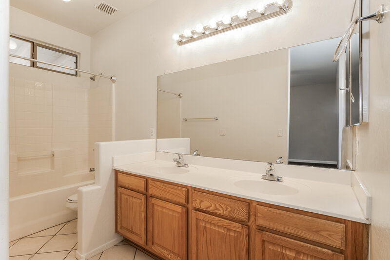 1,840/Mo, 11170 W Holly St Avondale, AZ 85392 Main Bathroom View