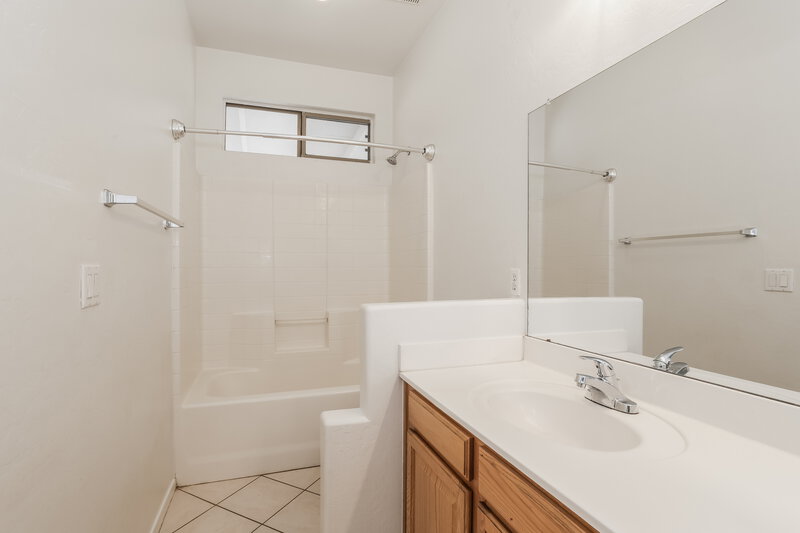 1,840/Mo, 11170 W Holly St Avondale, AZ 85392 Bathroom View