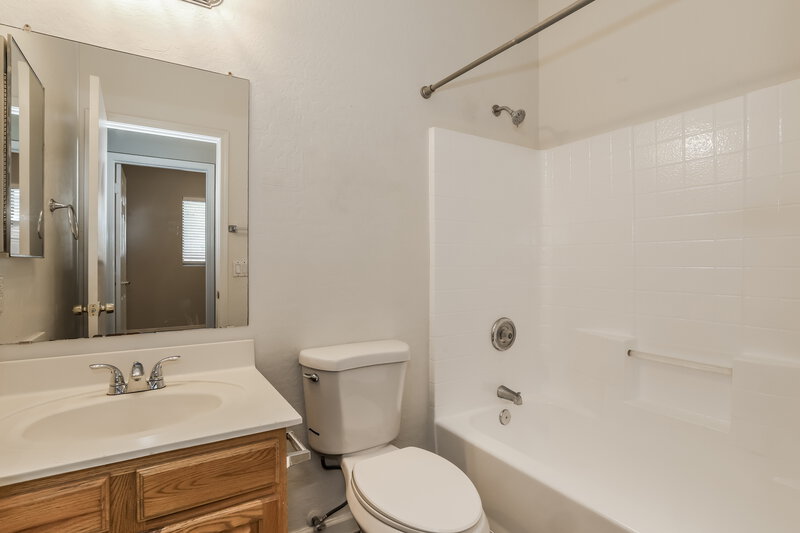 1,840/Mo, 11170 W Holly St Avondale, AZ 85392 Bathroom View 2