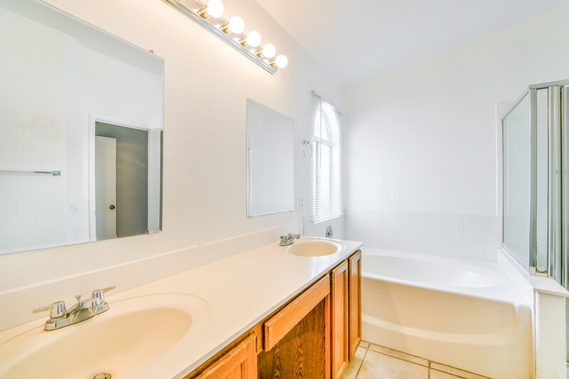 2,355/Mo, 146 W Melody Ct Gilbert, AZ 85233 Main Bathroom View