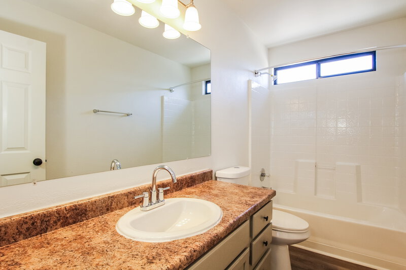 2,095/Mo, 3154 W Via Montoya Dr Phoenix, AZ 85027 Main Bathroom View