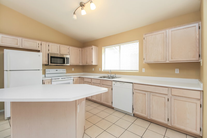 2,410/Mo, 1831 E Countrywalk Ln Chandler, AZ 85225 Kitchen View