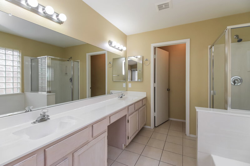 2,410/Mo, 1831 E Countrywalk Ln Chandler, AZ 85225 Main Bathroom View