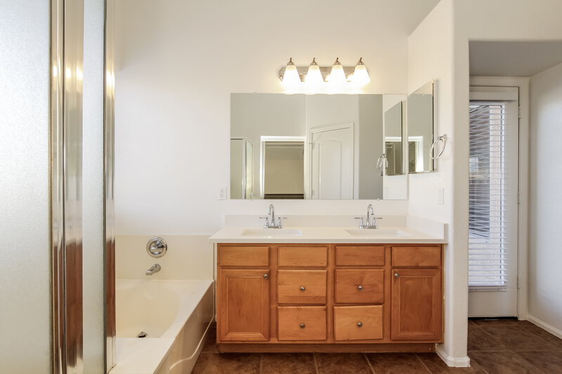 2,085/Mo, 4640 W Magdalena Ln Laveen, AZ 85339 Main Bathroom View