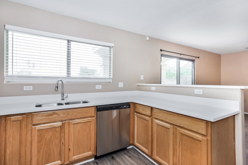 2,000/Mo, 250 W Juniper Ave Unit 73 Gilbert, AZ 85233 Kitchen View 2