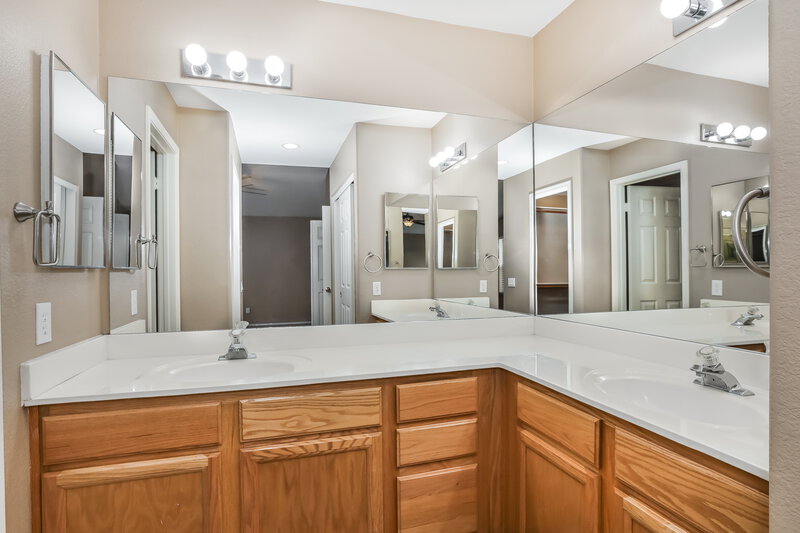 2,000/Mo, 250 W Juniper Ave Unit 73 Gilbert, AZ 85233 Main Bathroom View