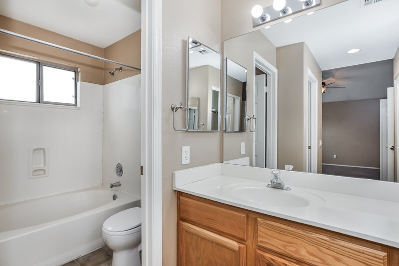 2,000/Mo, 250 W Juniper Ave Unit 73 Gilbert, AZ 85233 Main Bathroom View 2