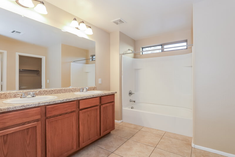 1,930/Mo, 4621 W Carson Rd Laveen, AZ 85339 Main Bathroom View