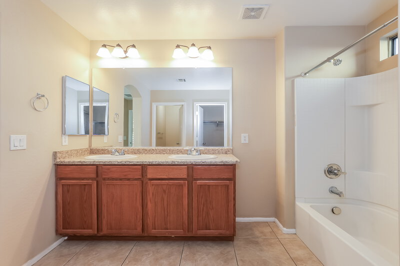 1,930/Mo, 4621 W Carson Rd Laveen, AZ 85339 Main Bathroom View 2
