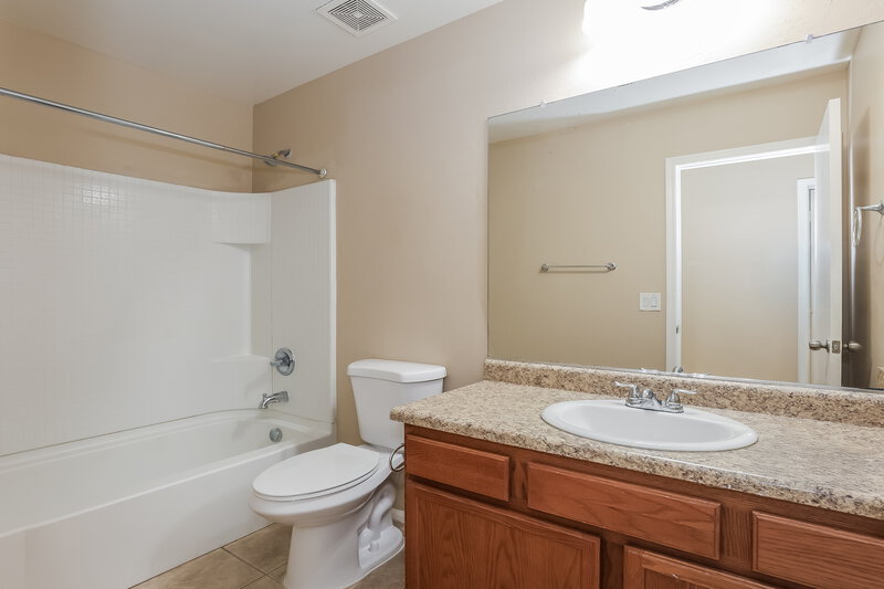 1,930/Mo, 4621 W Carson Rd Laveen, AZ 85339 Bathroom View