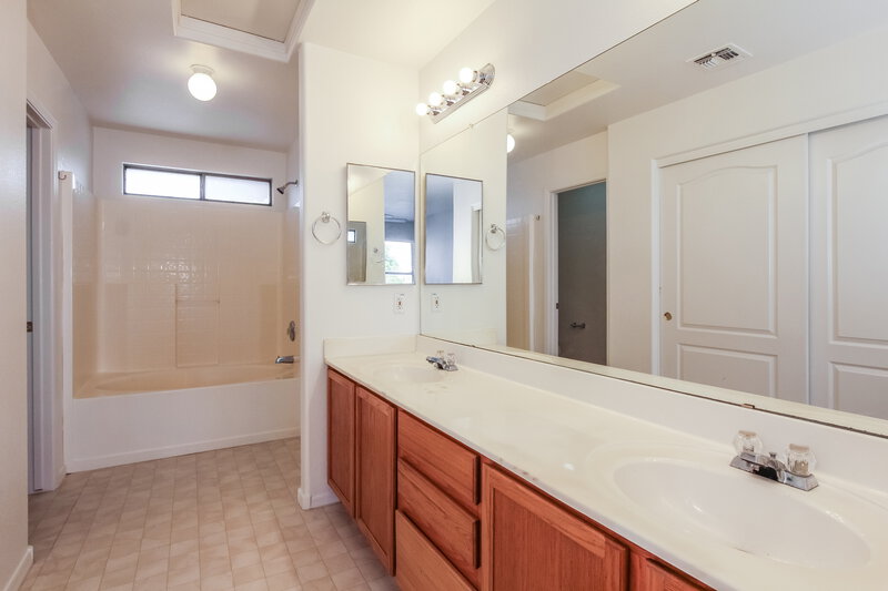 2,320/Mo, 1110 N Steele Mesa, AZ 85207 Main Bathroom View