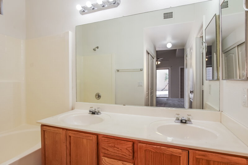 2,320/Mo, 1110 N Steele Mesa, AZ 85207 Main Bathroom View 2