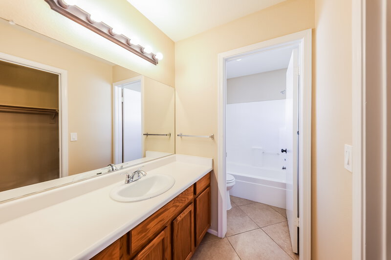 1,695/Mo, 10653 W Poinsettia Dr Avondale, AZ 85392 Main Bathroom View
