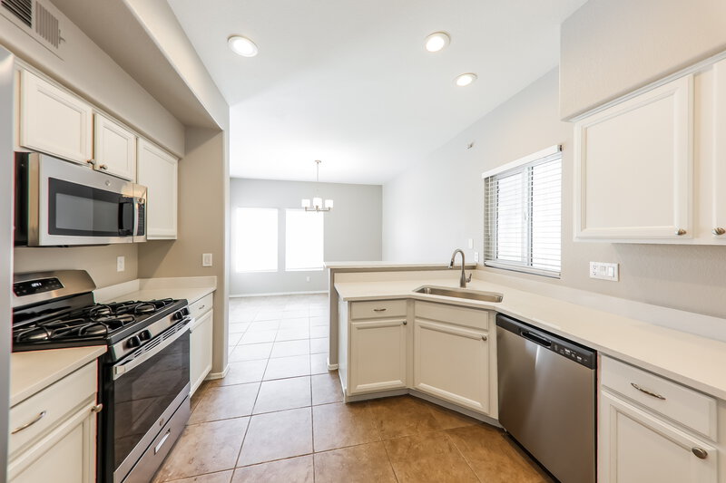 2,440/Mo, 4907 W Marco Polo Rd Glendale, AZ 85308 Kitchen View 2
