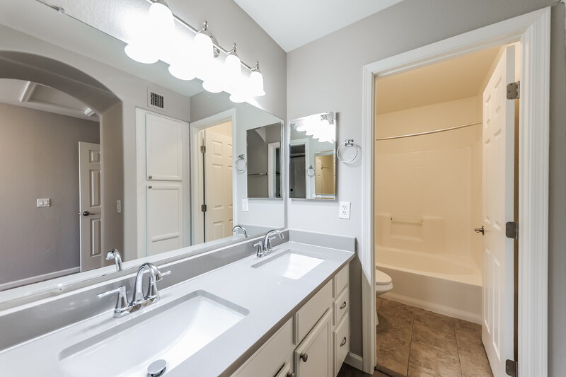 2,415/Mo, 4907 W Marco Polo Rd Glendale, AZ 85308 Main Bathroom View