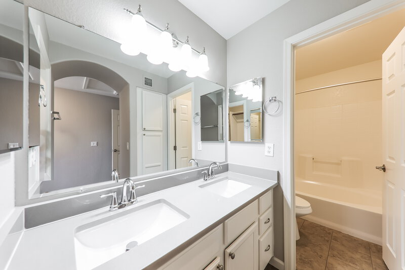 2,440/Mo, 4907 W Marco Polo Rd Glendale, AZ 85308 Main Bathroom View