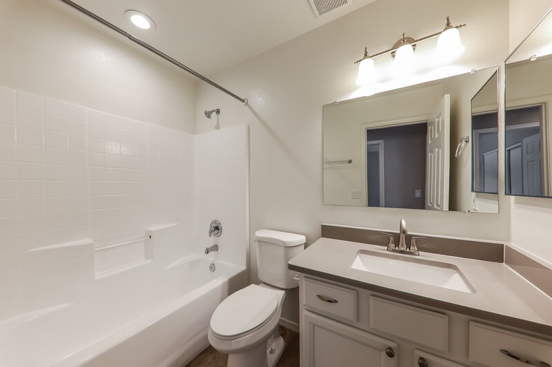 2,440/Mo, 4907 W Marco Polo Rd Glendale, AZ 85308 Bathroom View