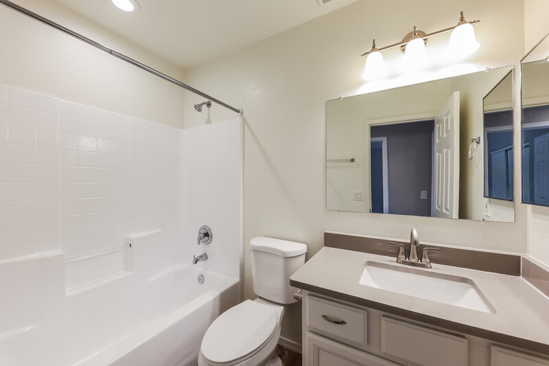 2,415/Mo, 4907 W Marco Polo Rd Glendale, AZ 85308 Bathroom View 2
