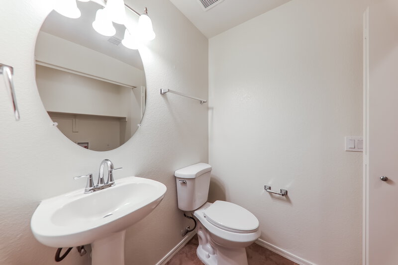 2,440/Mo, 4907 W Marco Polo Rd Glendale, AZ 85308 Bathroom View 2