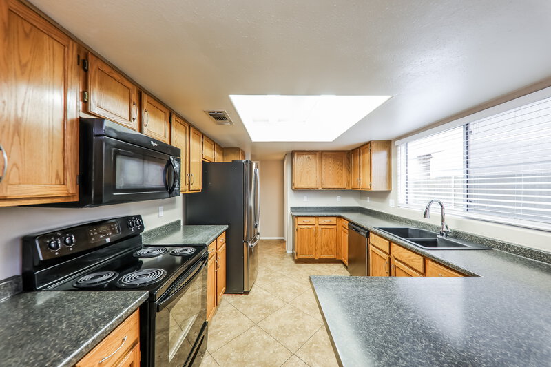 2,240/Mo, 1226 E Helena Dr Phoenix, AZ 85022 Kitchen View