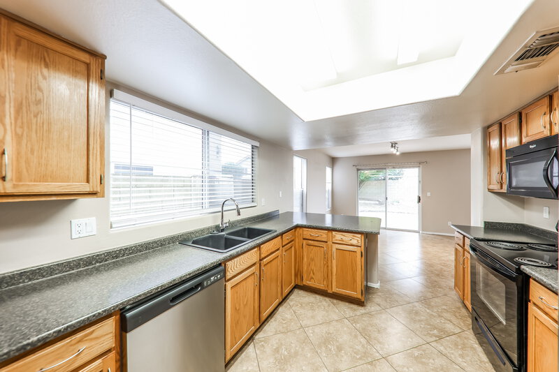 2,240/Mo, 1226 E Helena Dr Phoenix, AZ 85022 Kitchen View 2