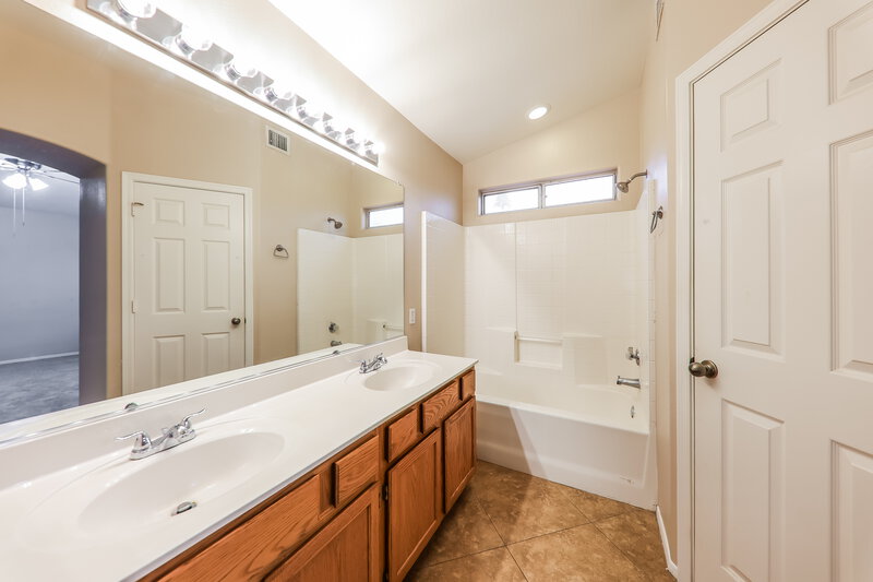 2,240/Mo, 1226 E Helena Dr Phoenix, AZ 85022 Main Bathroom View
